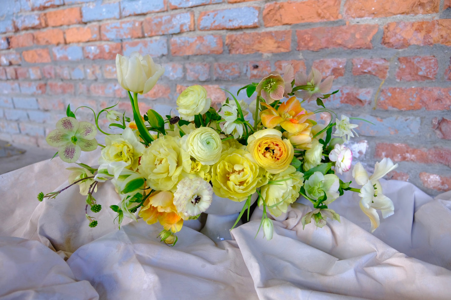 Ranunculus, carnations, tulipsand orchids work together as a creative freedom. By focusing on color combinations, we can also place emphasis on shapes and textures.